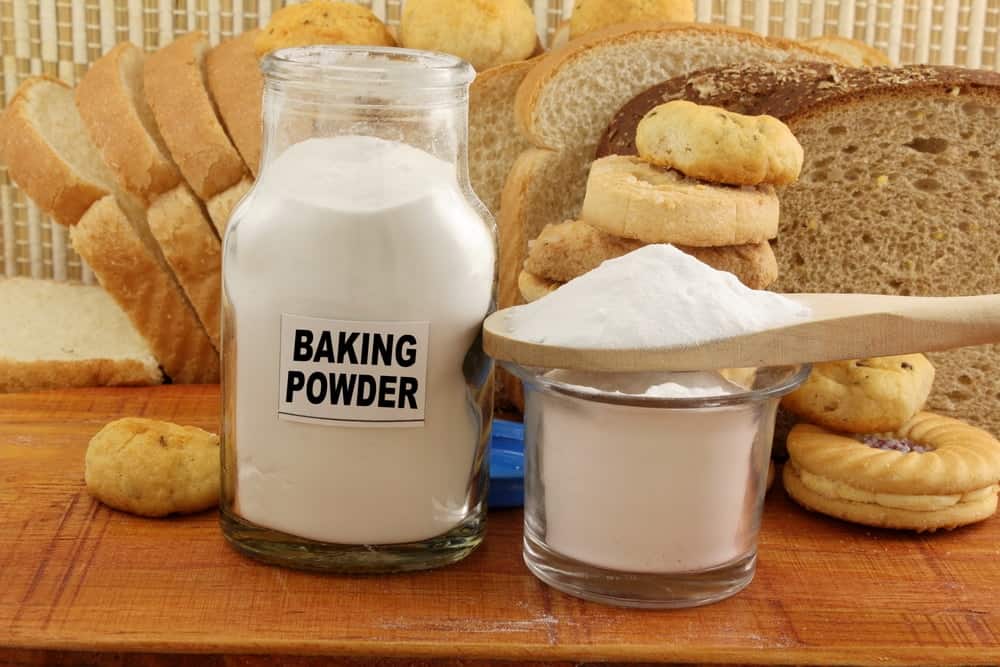 把一罐发酵粉放在面包和饼干前面。