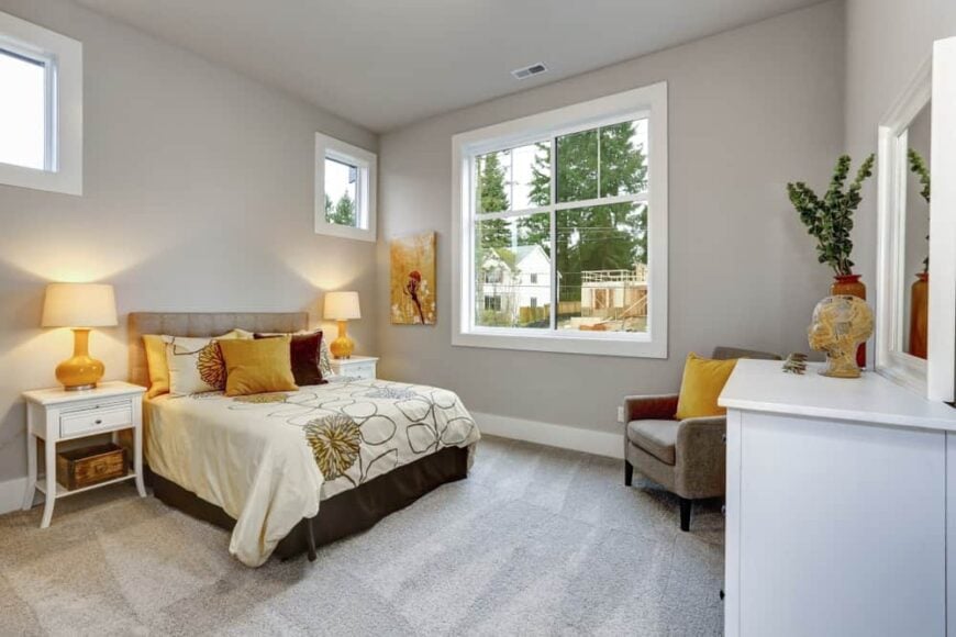 一间舒适的客房，卧室配有灰色的墙壁。
