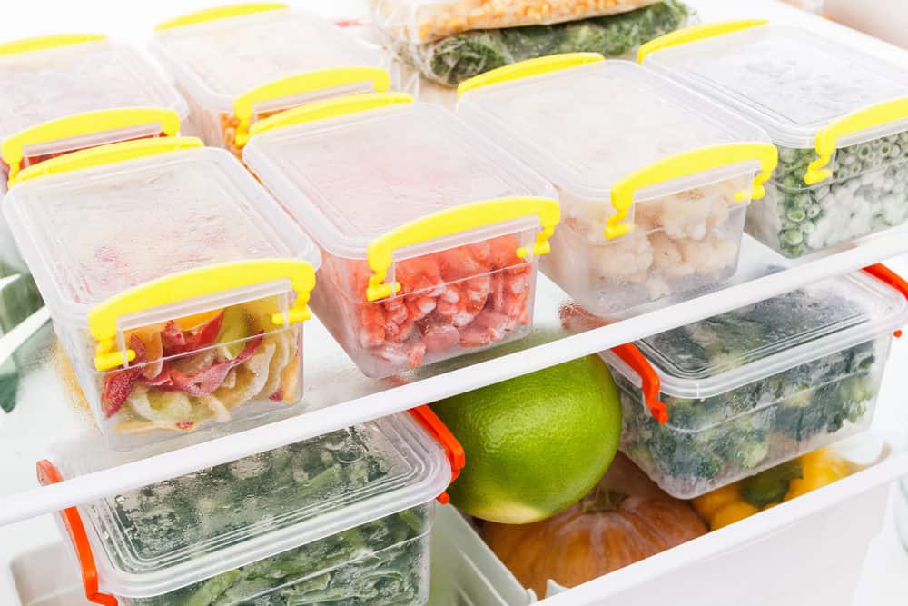 储存在冰箱容器中的食物