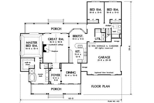 单层3卧室科德角住宅的主要层平面图，设有大房间、早餐角、主套房、分体式卧室和前后门廊。