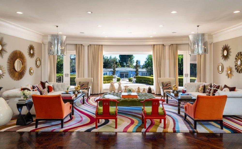 大客厅设有一套优雅的家具和华丽的墙壁装饰，以及一个迷人的区域地毯。