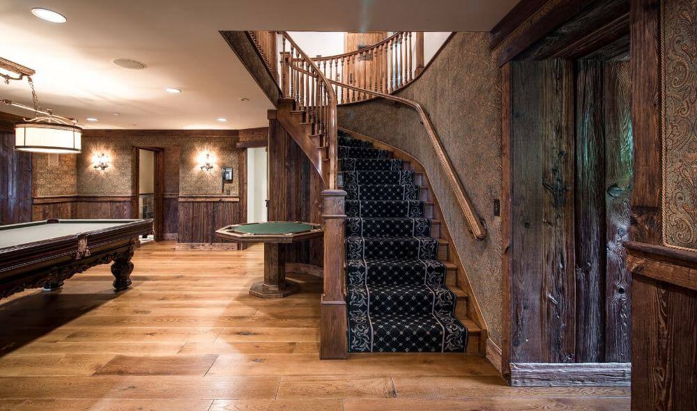 这个入口有一个台球桌，由优雅的鼓灯和木制楼梯与华丽的地毯跑。