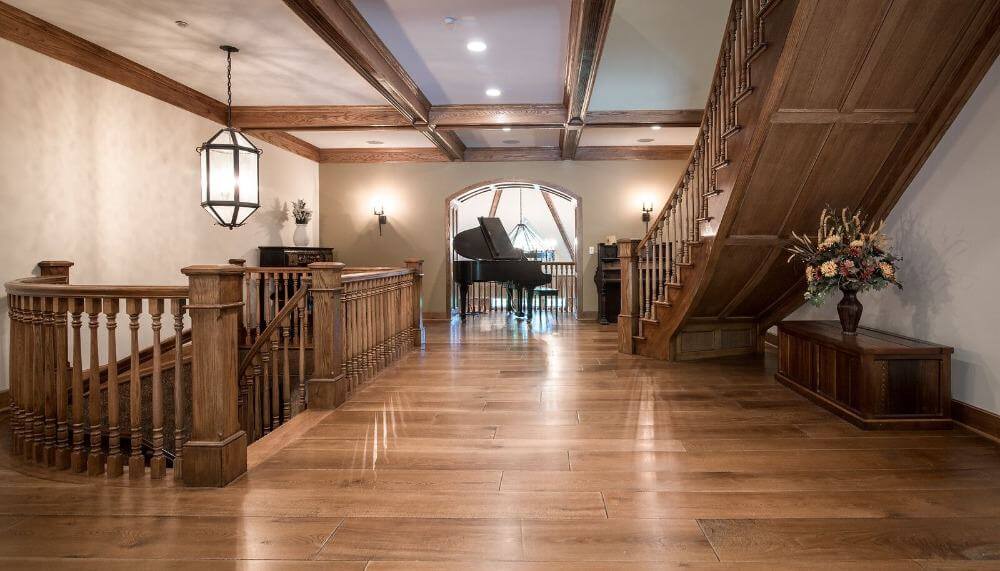 家里的大厅拥有硬木地板，木栏杆，和一个华丽的楼梯。这个大厅中间还有一个黑色的风琴。