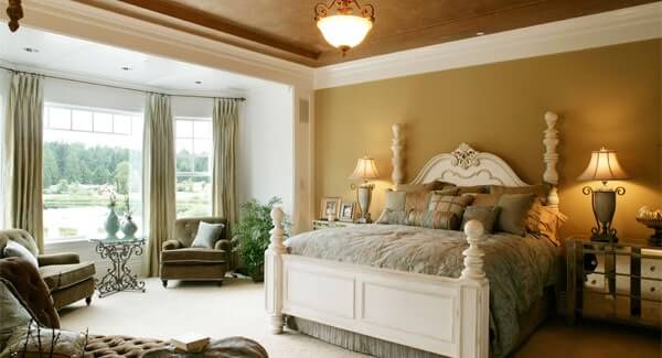 这间主卧室提供了一张铺有地毯的舒适床和一个舒适的休息区。它的天花板上还有一个优雅的灯泡。
