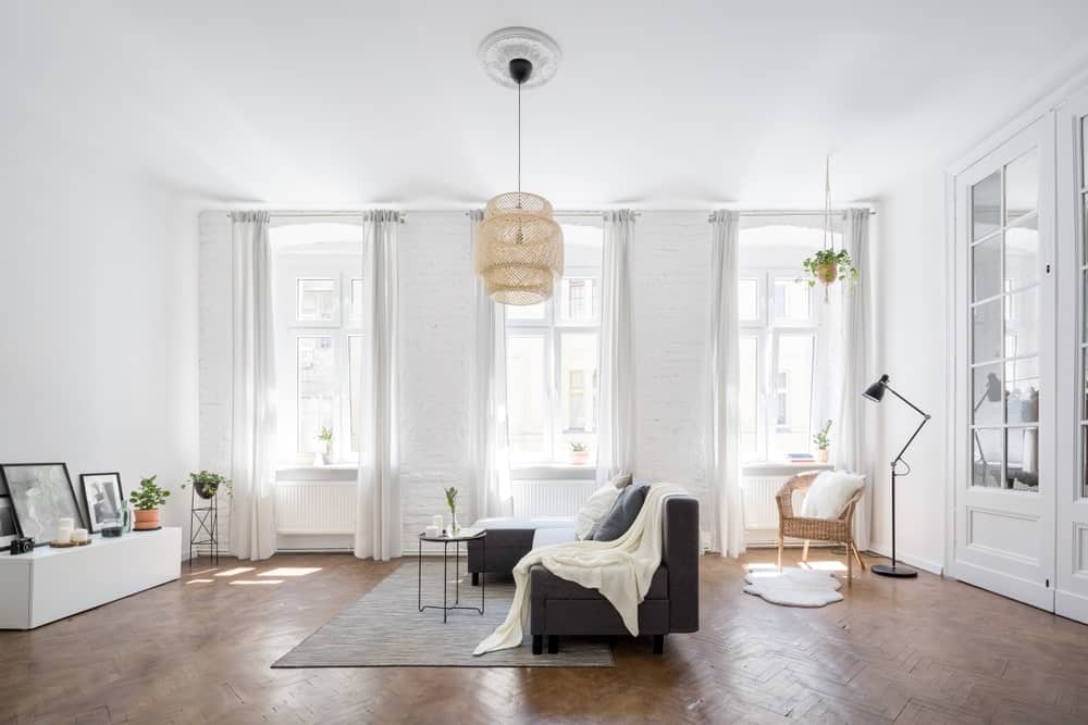 明亮宽敞的白色极简主义客厅在高档联排别墅。
