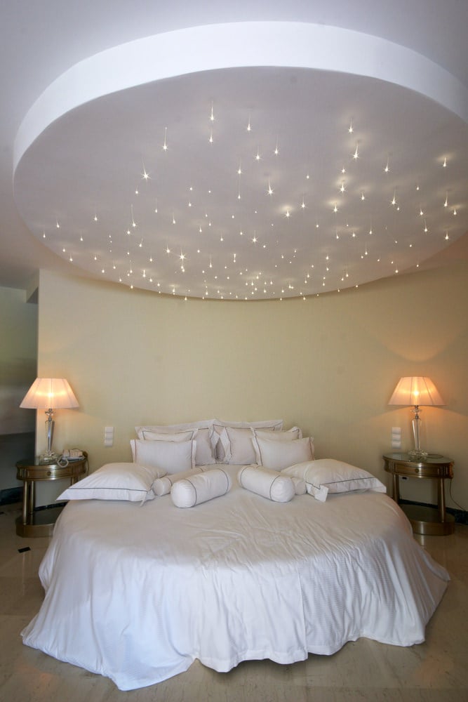 卧室有圆形天花板上的星星灯和圆形床
