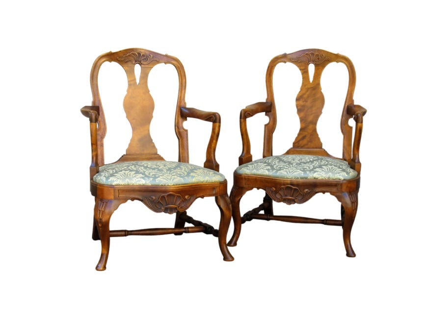古色古香的奇本代尔风格椅子与绿色织物和木雕隔离。