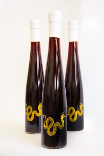 一瓶由黑醋栗和野花蜂蜜制成的浓郁干黑蜂蜜酒。