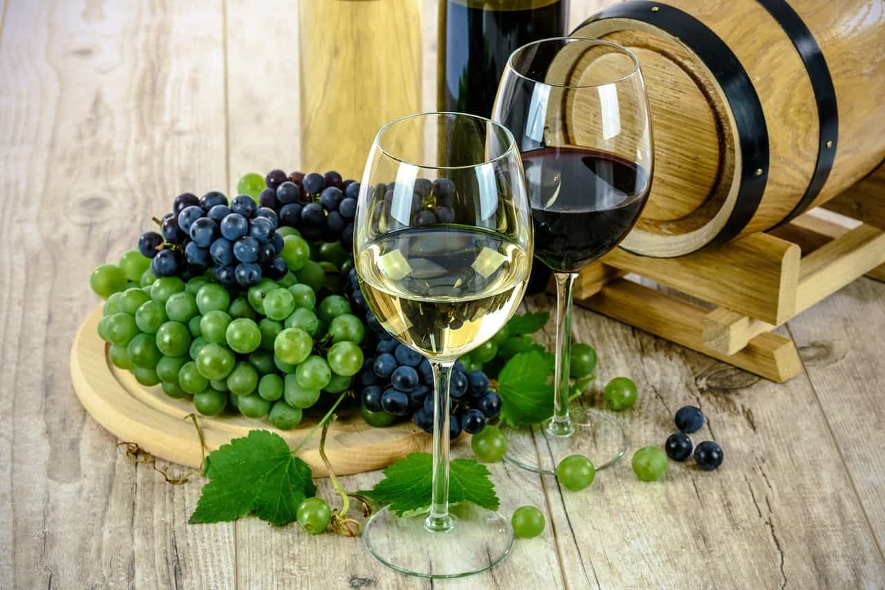 白色和深色的葡萄酒，由白色和黑色葡萄制成。
