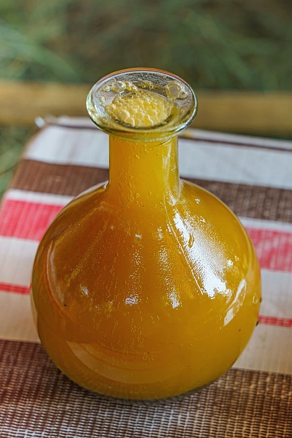 埃塞俄比亚餐馆里供应的一瓶tej蜂蜜酒。