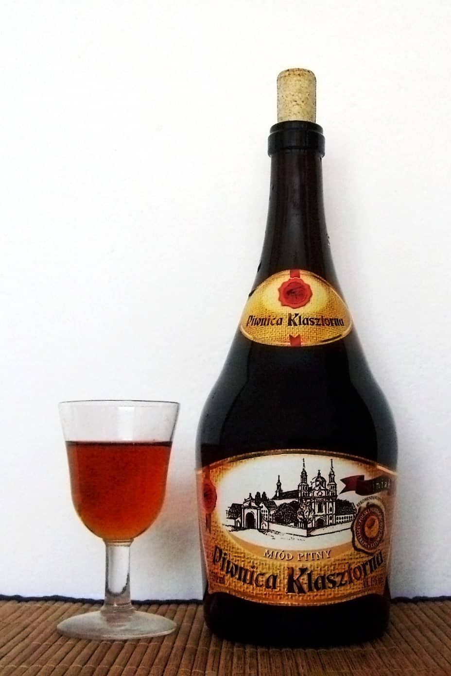 一瓶中深色的Trojniak蜂蜜酒，由一份蜂蜜和两份水制成。