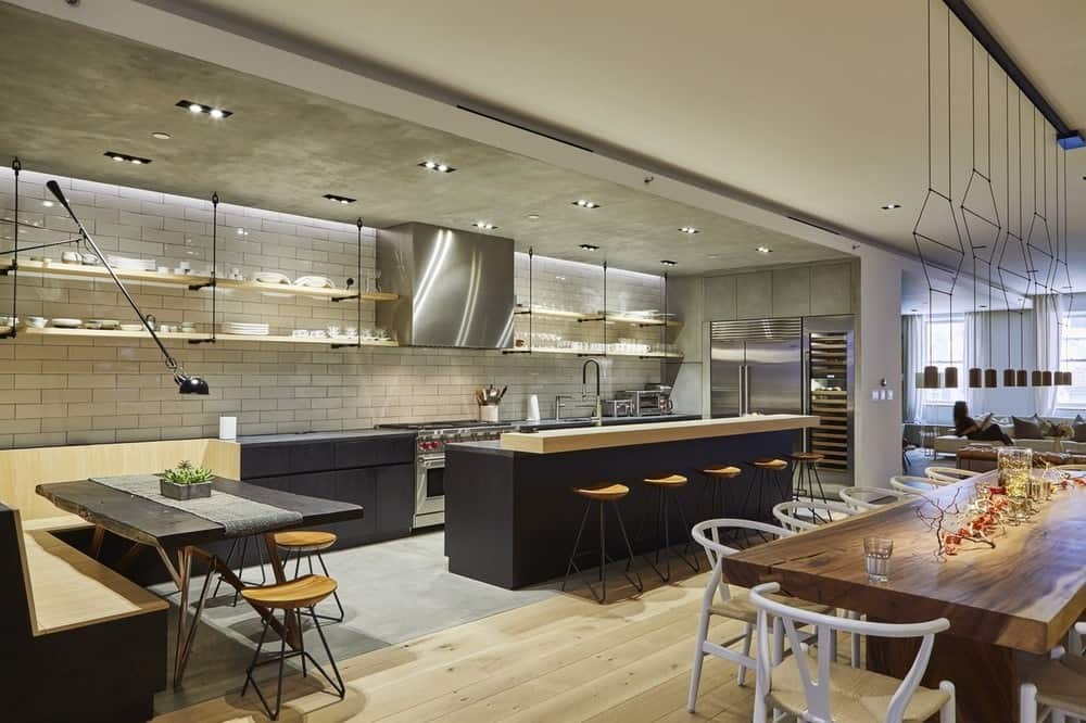 厨房很漂亮，铺着白色的地砖。狭长的设计为远端的非正式用餐区提供了一个内置的长凳。