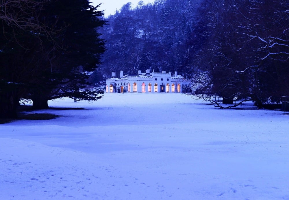 这是冬季对城堡的看，周围是雪地。图像由toptenrealestatedeals.com提供。
