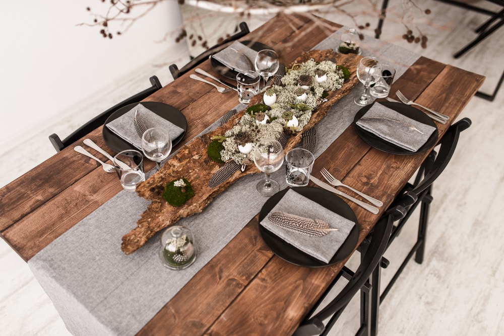 迷人而质朴的木制餐桌搭配黑色椅子。