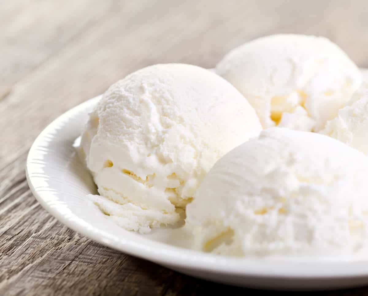 白色盘子里有几勺香草冰淇淋。