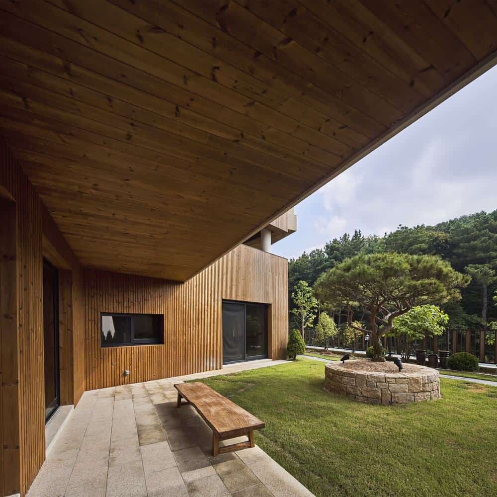 这个后院有一个小木凳，与房子的木墙相匹配。