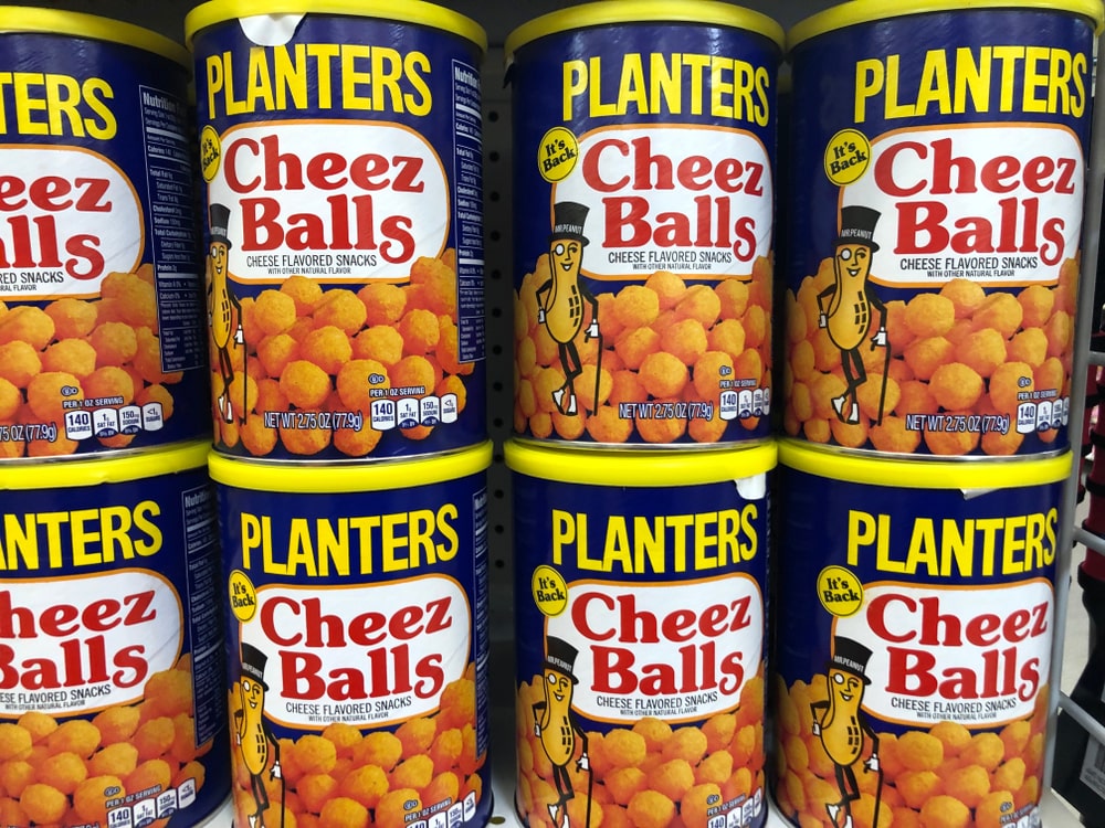杂货店货架上陈列着Planters奶酪球。