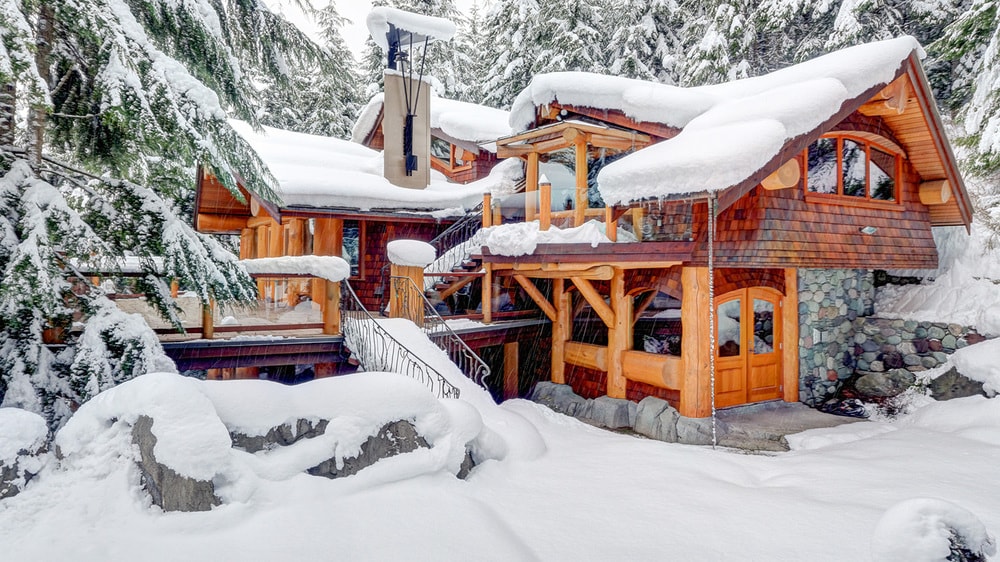 这是大木屋的正面视图，厚厚的积雪使木制的外部显得格外突出。图片来自Toptenrealestatedeals.com。