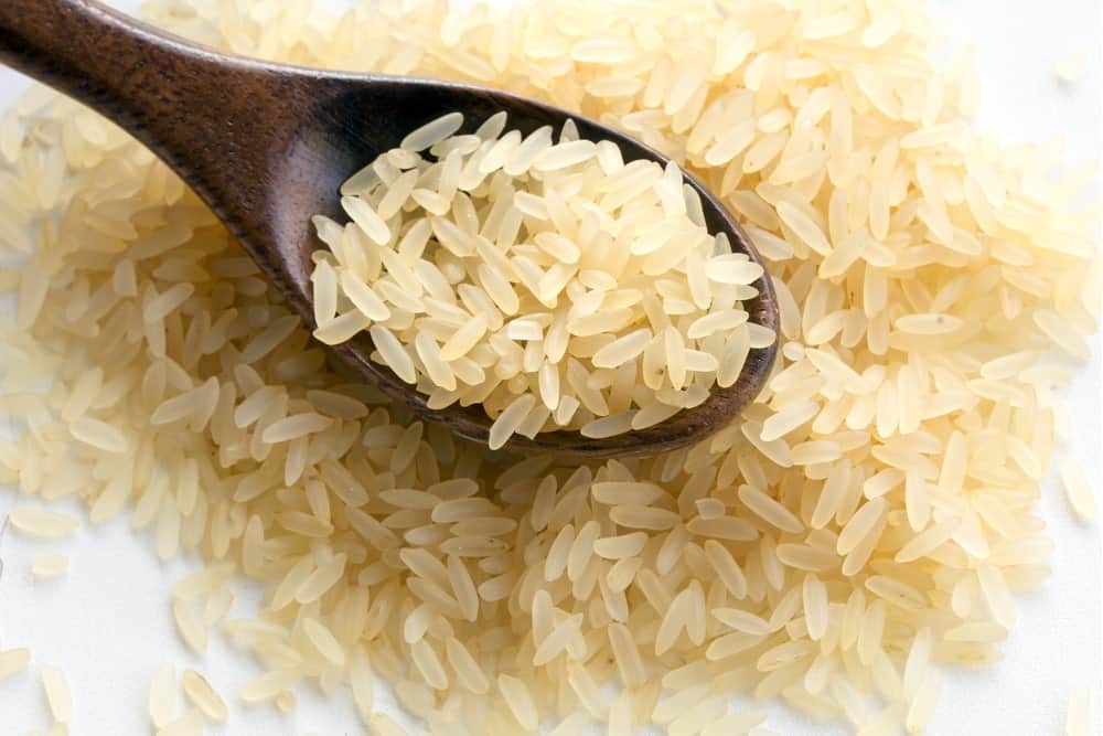 用木勺近距离观察一堆半熟米饭。