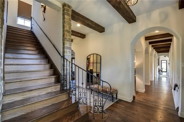 门厅的木制楼梯,一座拱形走廊通往厨房外卖。