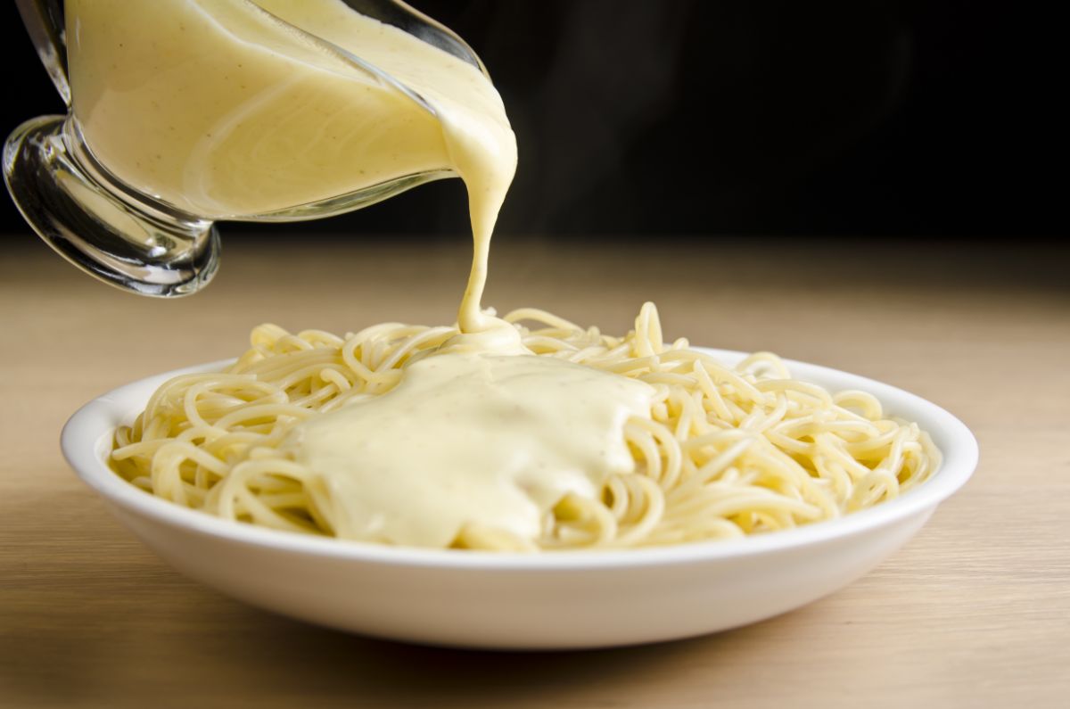 奶油酱浇在意大利面上。