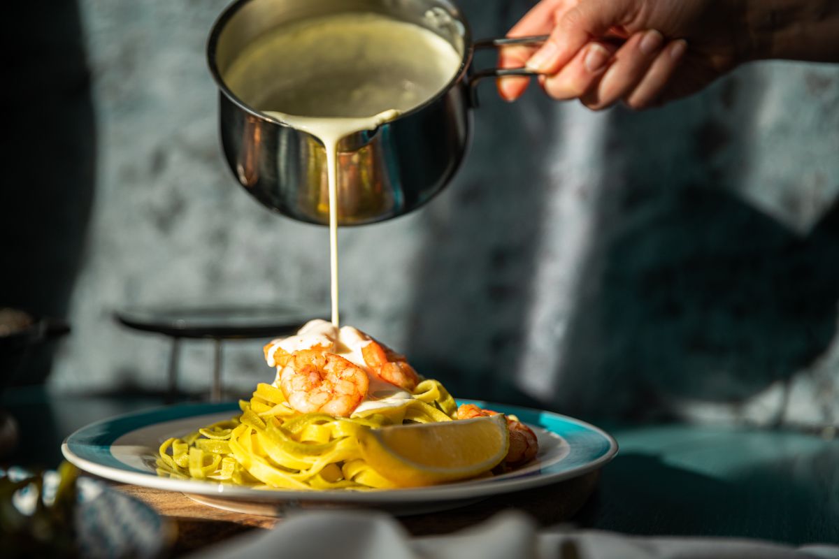 黄油酱在平底锅上浇在意大利面上。