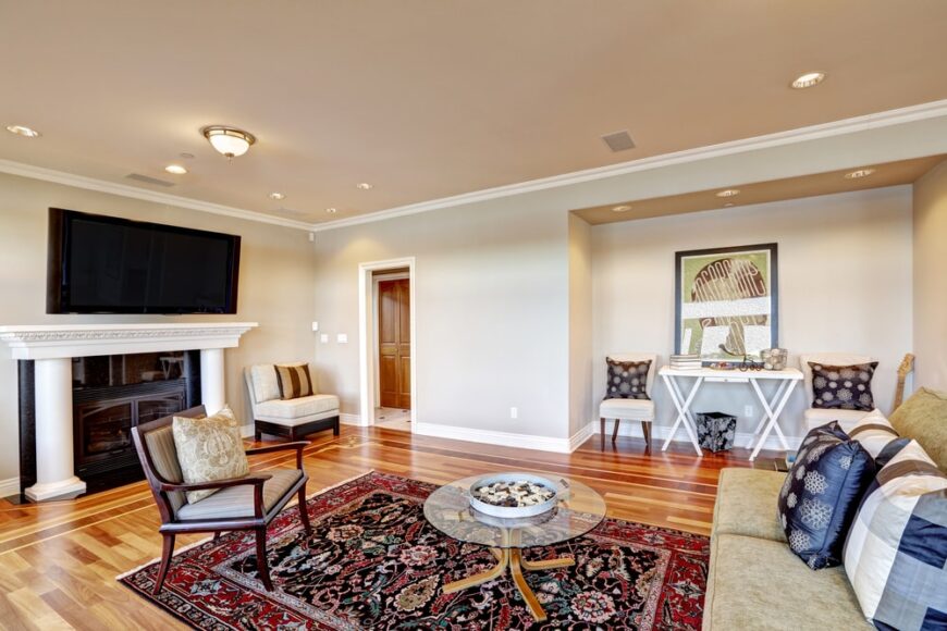 米色墙壁和天花板与硬木地板相辅相成的家庭娱乐室。
