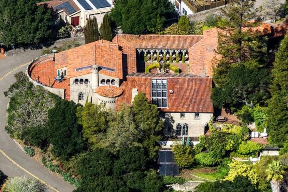 这是房子的鸟瞰图，有法国中世纪修道院的设计和赤土色调的屋顶。图片来自Toptenrealestatedeals.com。