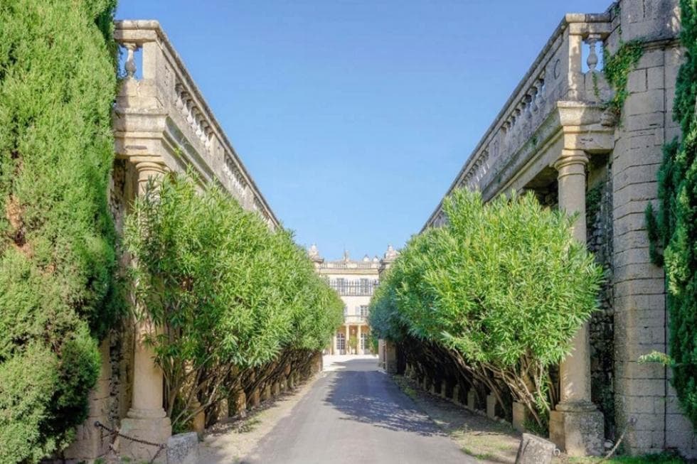 酒店内设有一个宽敞的人行道，横向于希腊柱之间的树木。这为该地区提供了独特的审美，并补充了房子的外部。图片礼貌的拓展REALESTATEDEALS.com。