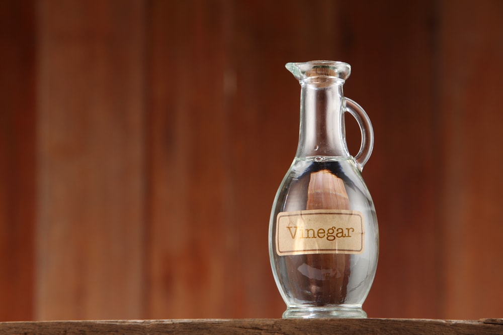 用软木塞盖住的装醋的玻璃瓶。
