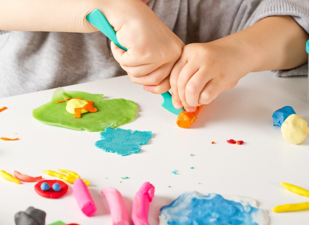 近距离观察孩子玩橡皮泥的不同的颜色。