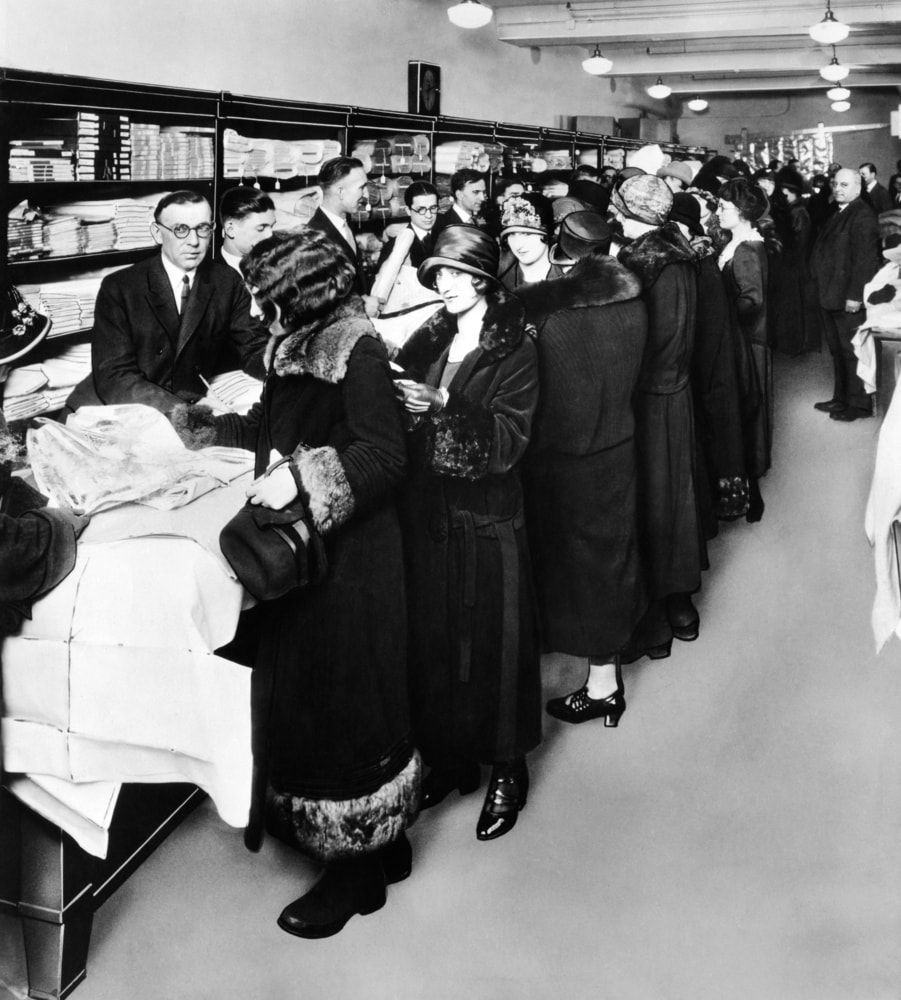 1925年，妇女们在芝加哥的第一家西尔斯零售店购物。