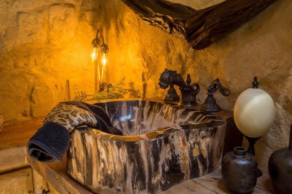 这是一个仔细看的棕色大理石洗手池的梳妆台。图片来自Toptenrealestatedeals.com。