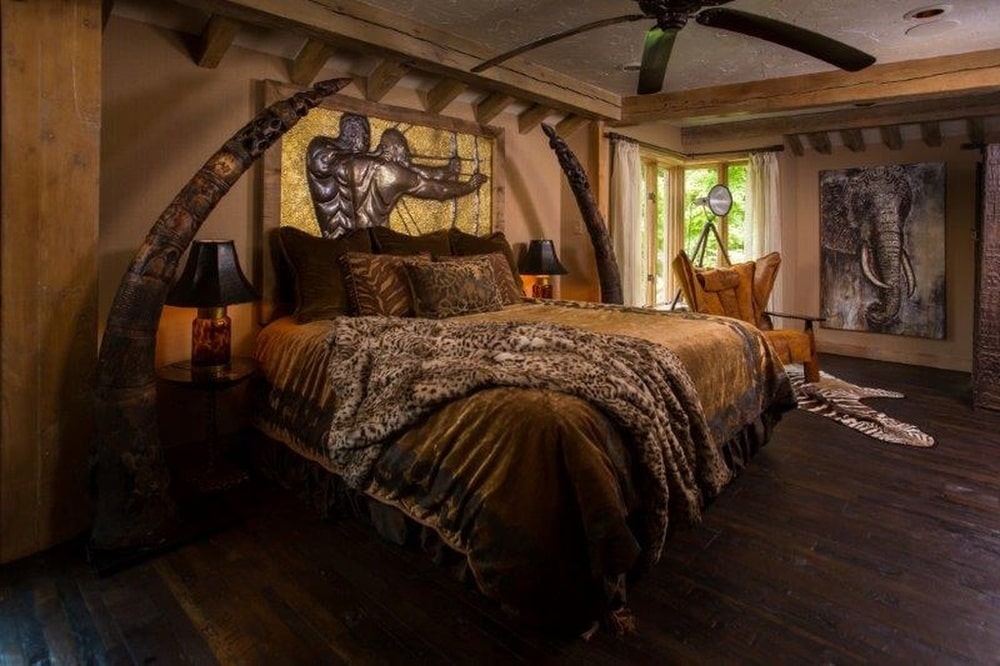 这是主卧室，有一张深棕色的大床，与米黄色的墙壁相映成辉。图片来自Toptenrealestatedeals.com。