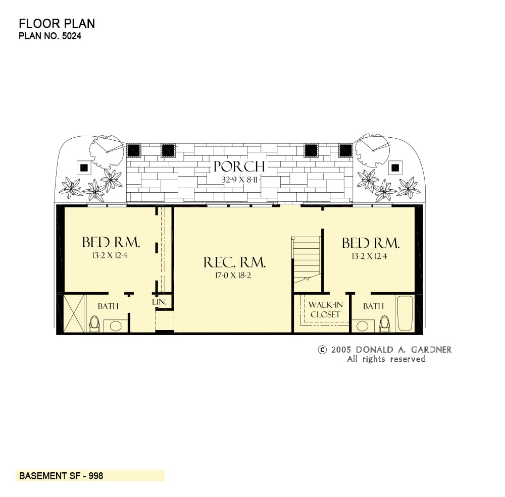 低层平面图有一个大娱乐室和两间卧室，每个卧室都有自己的浴室和步入式衣柜。