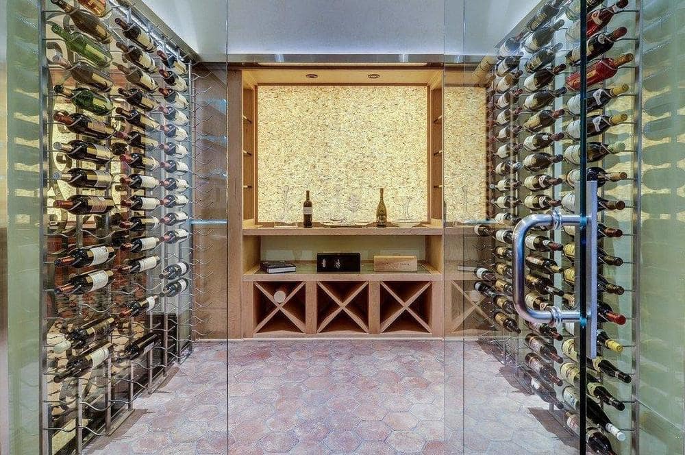 这是背后的葡萄酒贮藏酒吧。墙上有一个玻璃门和结构来存储酒瓶。图片由Toptenrealestatedeals.com。