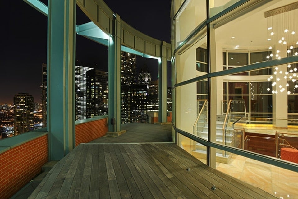 这是二楼平台弧形玻璃墙外的阳台。图片来自Toptenrealestatedeals.com。