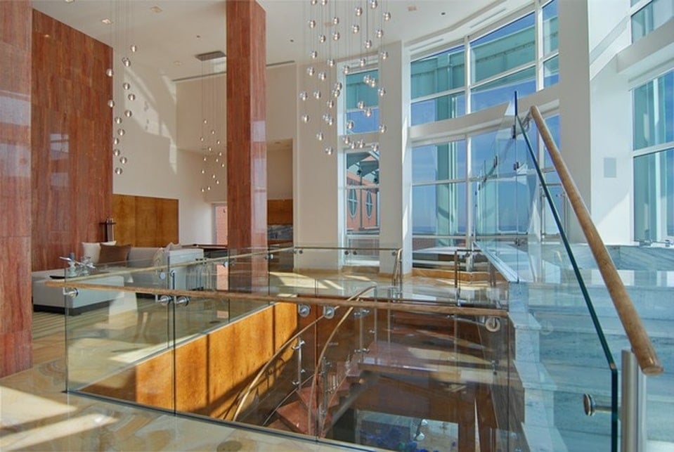 这是二楼平台的另一个外观，展示了玻璃栏杆，以最大限度地提高视野。图片来自Toptenrealestatedeals.com。
