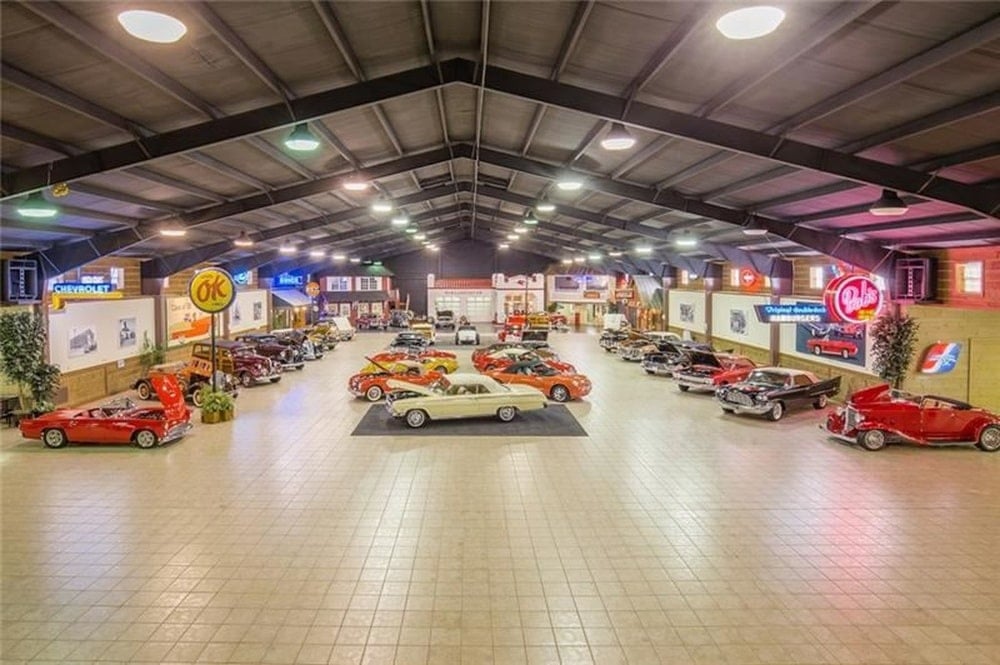 这是一个大展厅，可以容纳70辆车在宽敞的米色瓷砖地板上。图片来自Toptenrealestatedeals.com。