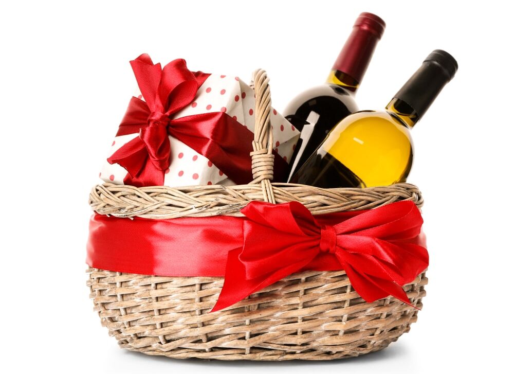一个装有礼物和几瓶酒的篮子。