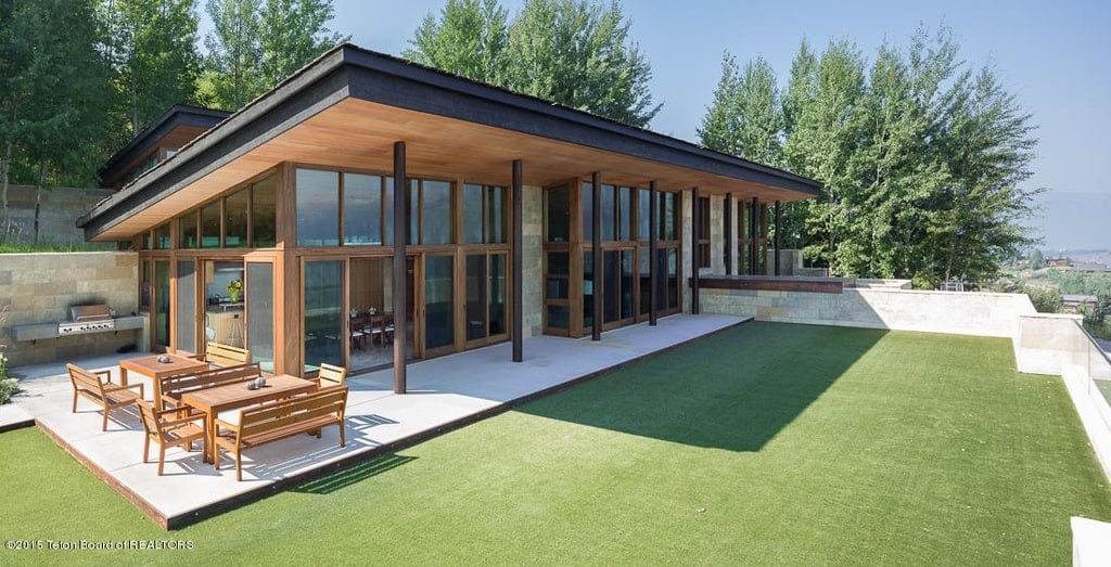 这是这座房子的客用层，有玻璃墙和带门廊的人造草坪。图片来自Toptenrealestatedeals.com。