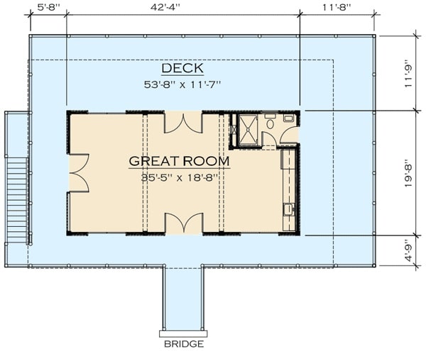 一间卧室单层乡村小屋的主楼层平面图，设有大房间，全套浴室，厨房和环绕甲板。