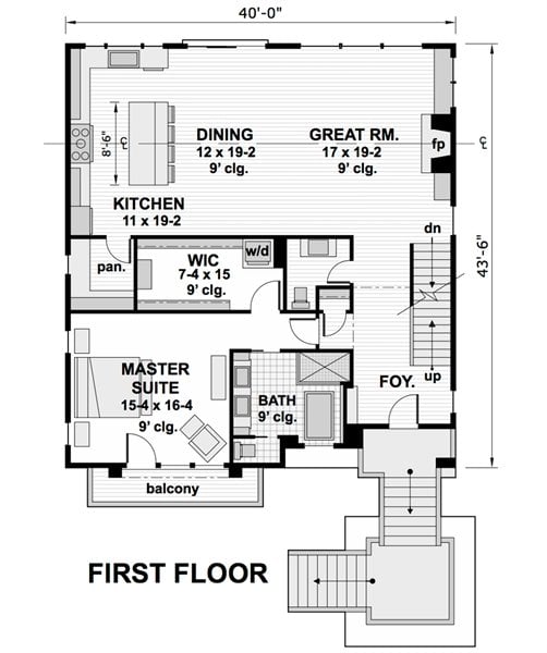 一个两层楼高的5卧室现代住宅的主层平面图，带有一个大房间，共享餐厅和厨房，以及一个带私人阳台的主要套房。