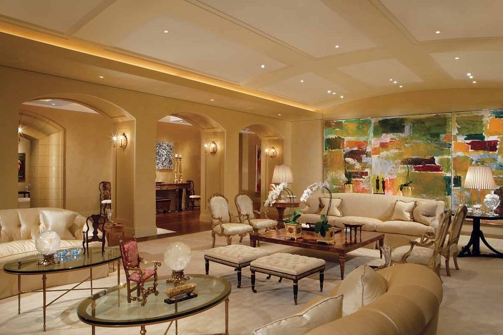 这个正式的客厅在天花板、墙壁、拱门和沙发上都有一致的米黄色调。图片来自Toptenrealestatedeals.com。