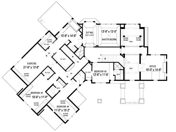 二层平面图有四间卧室，一间办公室和一间带倾斜天花板的大健身房。