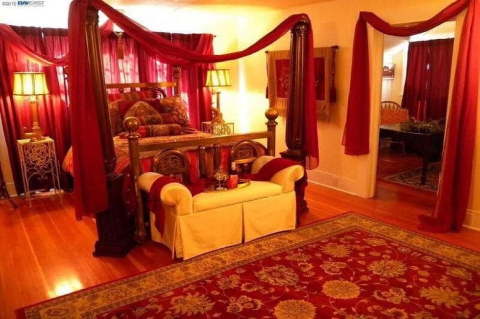 另一间卧室的地毯、床和墙壁都以红色为主题，与米色的墙壁搭配得很好。图片来自Toptenrealestatedeals.com。