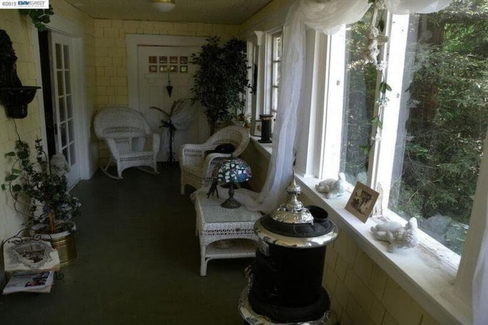 这是迎接你进门的门廊。它有舒适的扶手椅和一张咖啡桌。图片来自Toptenrealestatedeals.com。