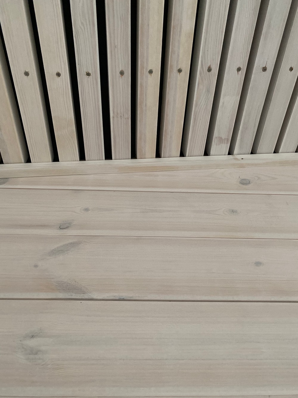这是一个近距离观察房子的木天花板，展示了木墙和木天花板之间的区别。