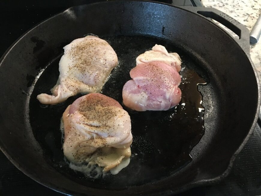 把调味好的鸡腿放在平底锅上煎至全身焦黄。