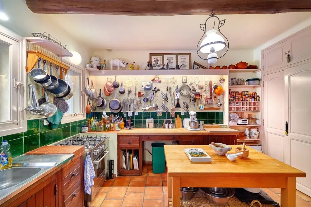 台面的烤箱有广阔的空间为烹饪站顶部设有多个壁挂厨具。图片由Toptenrealestatedeals.com。